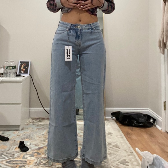 Mid-rise light blue wash. Brand new, never worn. - Picture 5 of 6